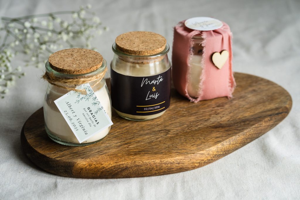 Vela aromática de cera se soja en envase de vidrio, el regalo perfecto para bodas rústicas.